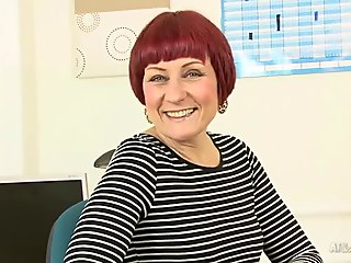 45-year-old Milf Penny Brooks shows off her horny pussy